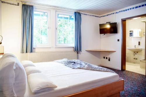 a bedroom with a large white bed with a sink at Smart Resorts B&B 3 BB 1004 in Winterberg