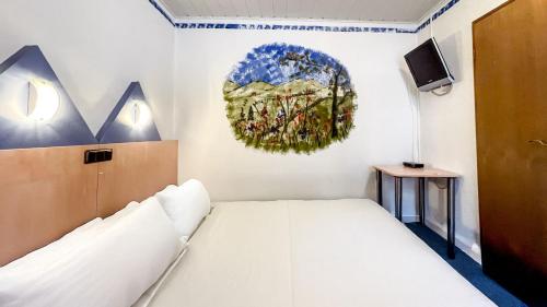 una camera da letto con un letto e un quadro sul muro di Smart Resorts B&B 3 BB 1005 a Winterberg