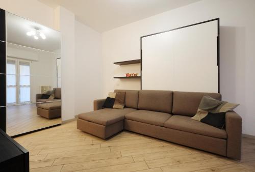 Monolocale Moderno con Balcone e Aria Condizionata