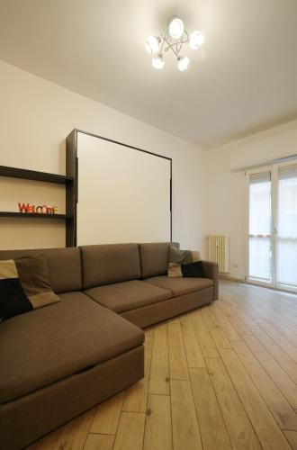 Monolocale Moderno con Balcone e Aria Condizionata