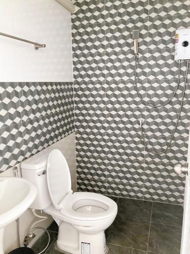 a bathroom with a toilet and a sink and a shower at บ้าน ณัฐฐิญา โฮมสเตย์ Nattiya Homestay in Sathani Wat Suwan