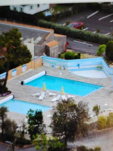 - une vue sur la grande piscine dans l'établissement Charmant Bungalow à Saint-Pierre-d'Oléron, à Saint-Pierre-dʼOléron