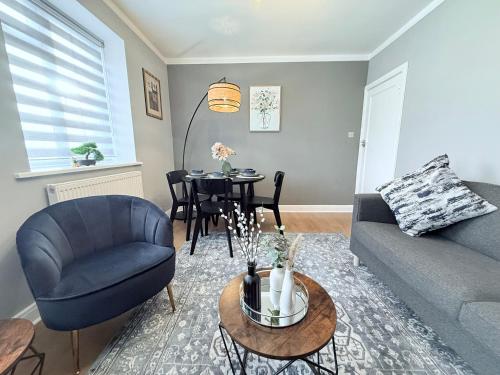 ein Wohnzimmer mit Sofa und Tisch in der Unterkunft StayLondon - Sleeps 5 with Free Parking - best for Holiday, Concerts or Matches in London