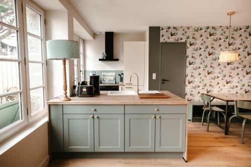 Køkken eller tekøkken på Gîte de charme vue mer - bord de Rance proche St Malo Dinan