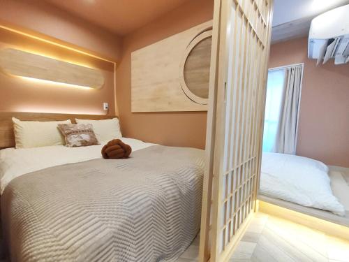 a small bedroom with a bed and a window at 26 新宿中心2卧室 超级商圈 交通枢纽 早稻田大学 东新宿车站8分钟 最大5人 Shinjuku center 8 mins to ST 5P Maxs 直达新宿 涉谷 表参道 品川 池袋 上野 代代木 银座 原宿 in Tokyo