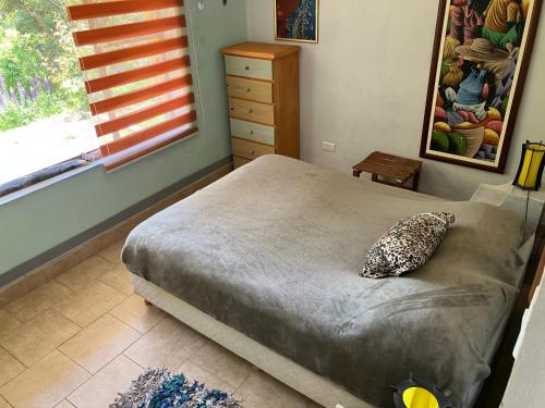 En eller flere senge i et værelse på Cabaña Rodar