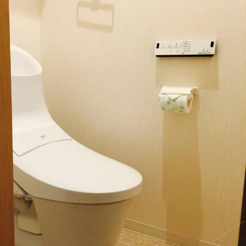 a bathroom with a white toilet in a room at あり宿 USJ&万博 大阪西九条駅 Ariyado USJ&EXPO Osaka Nishikujo in Osaka