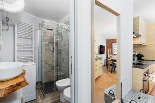 a bathroom with a shower and a toilet and a sink at Esclusivo trilocale 6 posti letto sulle piste da sci in Breuil
