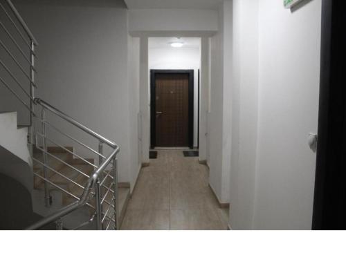 korytarz ze schodami prowadzącymi do drzwi w obiekcie Oleander Apartment w mieście Skopje