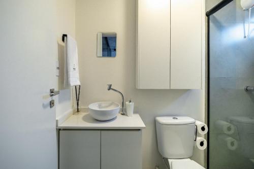 Et badeværelse på Studio a 500m da Praia by Achei Camboriú