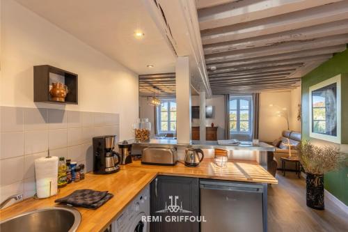 une cuisine avec un évier et un plan de travail dans l'établissement The Lighthouse Charming Apartment Beach & City Center 2-4 pers, à Honfleur