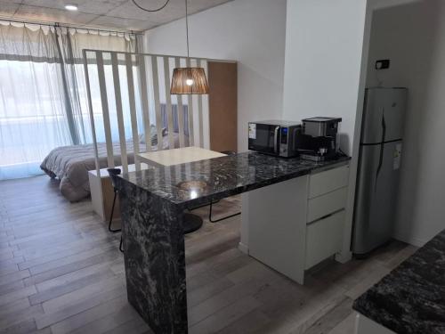 Η κουζίνα ή μικρή κουζίνα στο Departamento monoambiente 105