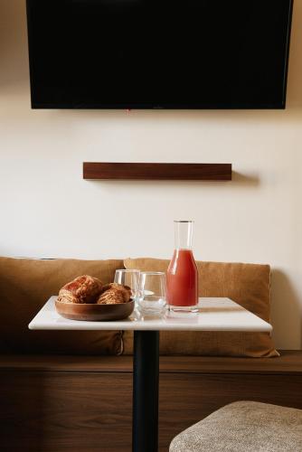 - une table avec une boisson et une assiette de nourriture dans l'établissement Lavie Maison - 33 Louvre, à Paris