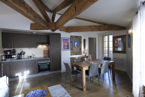 une cuisine et une salle à manger avec une table et des chaises dans l'établissement Appartement de charme au Marche avec parking, à La Rochelle