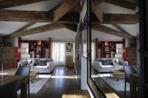 d'un salon avec des meubles blancs et des murs rouges. dans l'établissement Appartement de charme au Marche avec parking, à La Rochelle