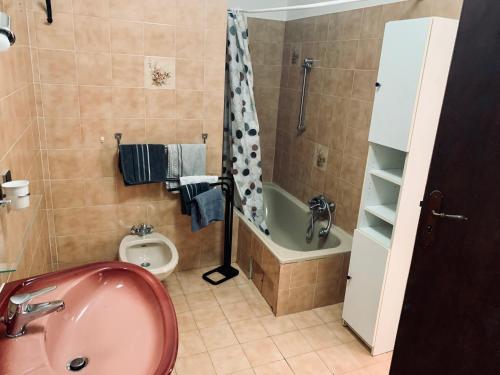 une salle de bain avec une baignoire, des toilettes et un lavabo dans l'établissement 3P 65 m2 au calme colline de Cagnes sur Mer, à Cagnes-sur-Mer