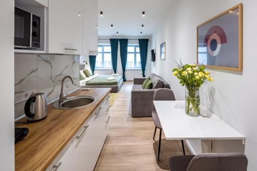 Η κουζίνα ή μικρή κουζίνα στο Apartments on Staroyevreiska Street