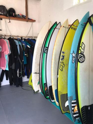 Фотография из галереи Awesome room in surf house в Херманусе