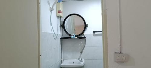 南芭堤雅Marine Guest House Encore的带镜子和水槽的浴室