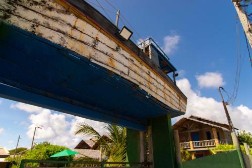 an old boat sitting on the side of a building at Pousada Nascer da Lua in Fortim