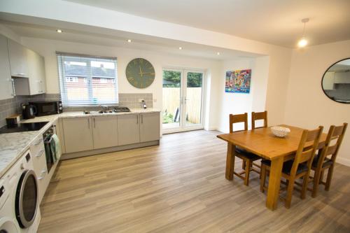 Η κουζίνα ή μικρή κουζίνα στο 3 Bed Semi - Refurbished High Standard - Off Street Parking - Large Garden - Dog Friendly - Fast Wifi