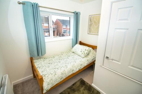 Ένα ή περισσότερα κρεβάτια σε δωμάτιο στο 3 Bed Semi - Refurbished High Standard - Off Street Parking - Large Garden - Dog Friendly - Fast Wifi