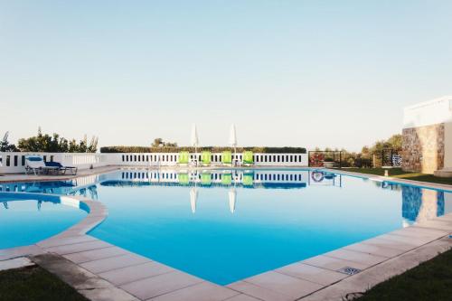 Πισίνα στο ή κοντά στο Villa Cook with pool and terraces with sea views