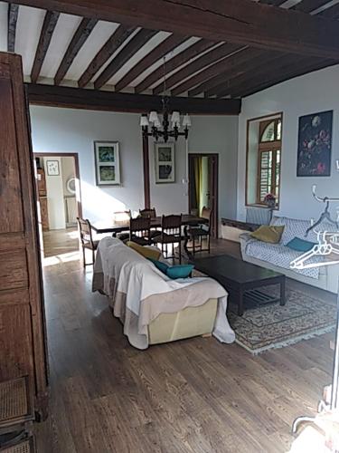 un salon avec un lit et une table dans l'établissement une maison à la campagne, à Fruncé