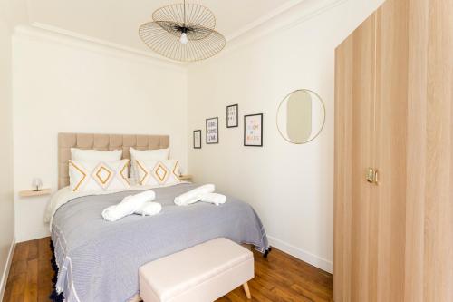 une chambre avec un lit avec deux serviettes dessus dans l'établissement Superbe appartement Montmartre, à Paris