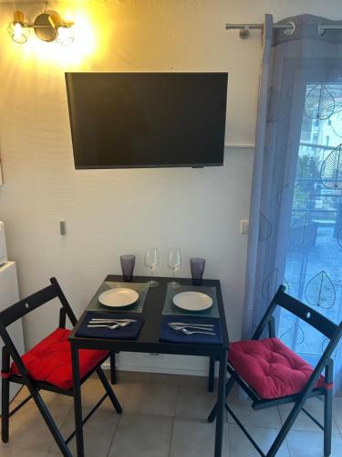 Studio climatisé avec terrasse ombragée dans maison au calme et dans la verdure