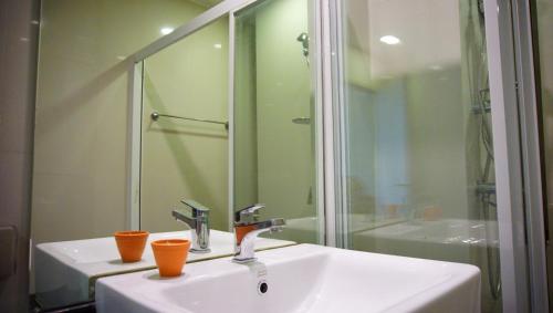 コーンケーンにある185 Residenceのバスルーム(シンク、シャワー、鏡付)