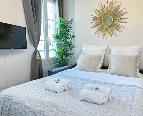 Cama ou camas em um quarto em Eiffel Tower Gem Stylish & Unique
