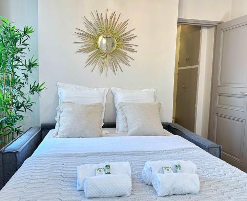 Cama ou camas em um quarto em Eiffel Tower Gem Stylish & Unique