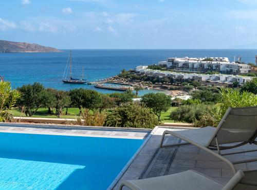 una piscina con vista al mar en Porto Elounda Golf & Spa Resort, Six Senses Spa, en Elounda