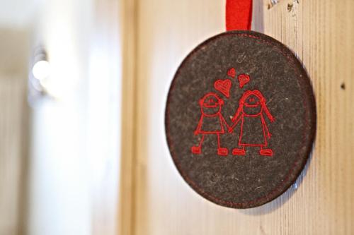 a picture of a family embroidered on a wall at Staudacherhof in Garmisch-Partenkirchen I Blick aufs Zugspitzmassiv I einzigartige Bayurvida Küche in Garmisch-Partenkirchen