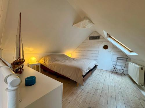 ein Schlafzimmer mit einem Bett auf einem Dachboden in der Unterkunft Riquette in Le Touquet-Paris-Plage