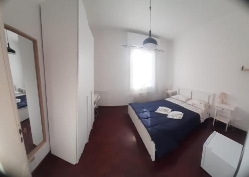 una camera da letto con un letto blu e una finestra di Center rooms Bartolini a Bologna