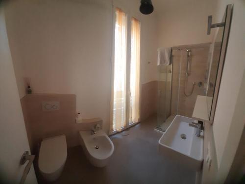un bagno con wc, lavandino e doccia di Center rooms Bartolini a Bologna