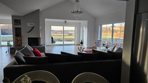 Coin salon dans l'établissement Borgen Panorama, A Scenic Getaway