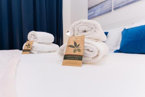 a pile of towels sitting on top of a bed at A 200m dal Mare Residenza Esclusiva in Centro con Comfort Premium, Parcheggio Pubblico a 300m in Pescara