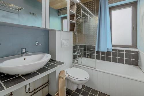 a bathroom with a sink and a toilet and a tub at Rietpanne Gv06 in Sint-Idesbald