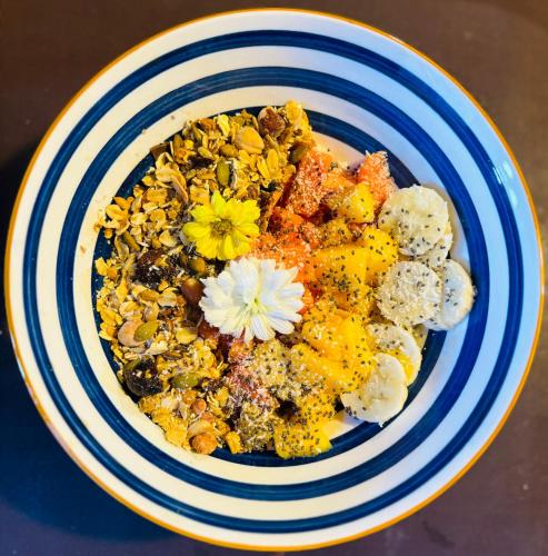 un bol bleu et blanc de nourriture sur une table dans l'établissement Pai Kiang Fa, à Pai
