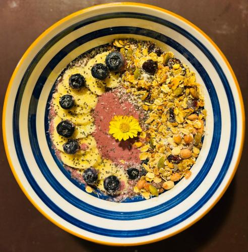 une assiette avec un gâteau et une fleur dans l'établissement Pai Kiang Fa, à Pai
