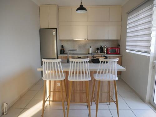 Gio's Central Cosy Apartment with private balcony