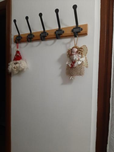 a shelf with ornaments hanging on a wall at A casa di Miele in Campagnano di Roma