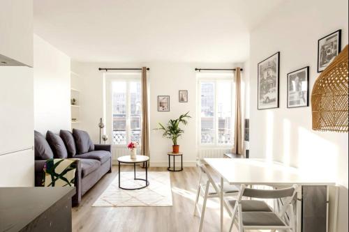 un salon avec un canapé et une table dans l'établissement Magnifique appartement calme Paris Montparnasse, à Paris