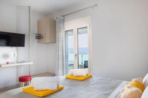 Postel nebo postele na pokoji v ubytování Gianna's Panoramic Seaview Twin Villas with pool 2