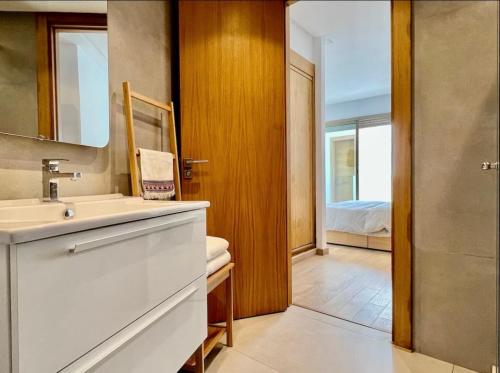 Ένα μπάνιο στο Luxurious Sea View 2 Bedroom Apartment