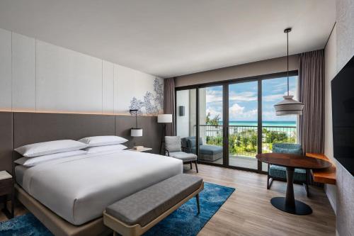En eller flere senge i et værelse på Khao Lak Marriott Beach Resort & Spa