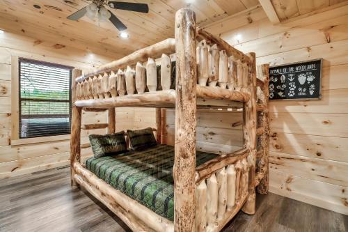 Giường trong phòng chung tại Happy Bear Lodge